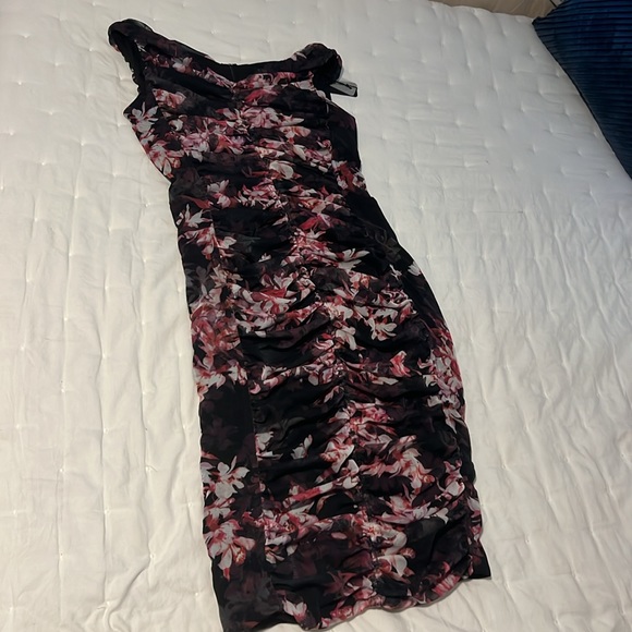 Black Halo Yasmin floral v neck shirted mesh dress - Picture 7 of 8